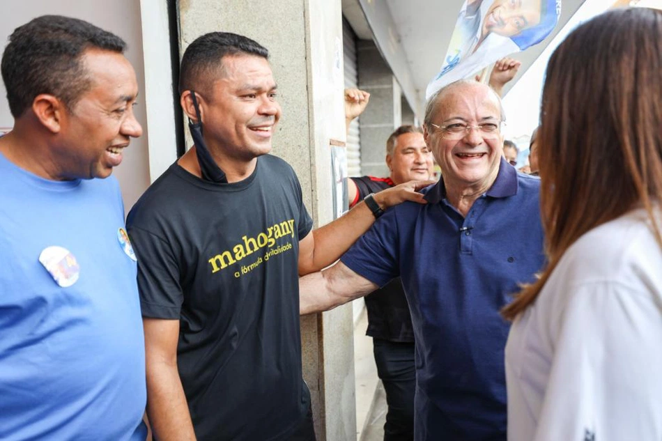 Sílvio Mendes e Joel realizam caminhada no Centro de Teresina.