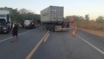 Acidente entre dois caminhões no município de Altos.