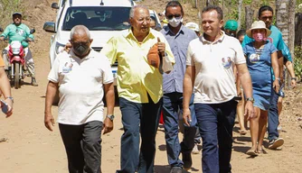 Dr. Pessoa durante visita técnica ao serviço de terraplenagem.