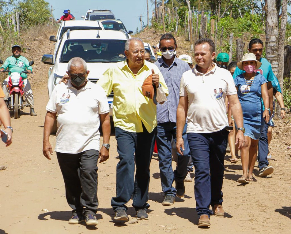 Dr. Pessoa durante visita técnica ao serviço de terraplenagem.