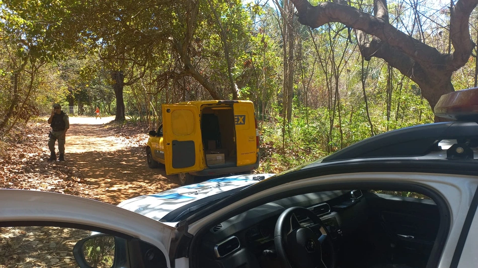 Carro dos Correios é roubado em Teresina.