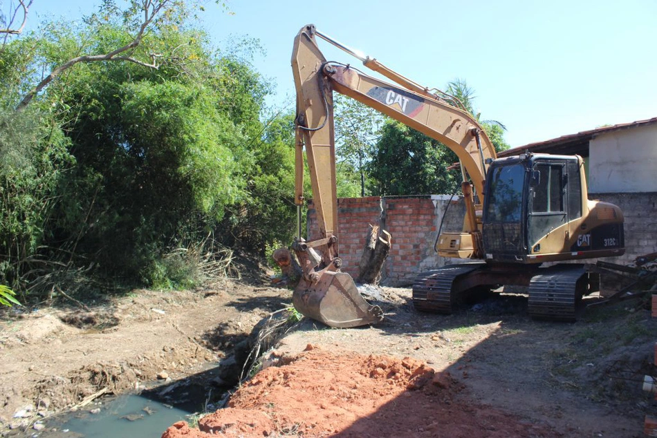 Galaria localizada no bairro Parque Jurema recebe limpeza.