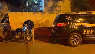 Moto recuperada com o procurado da Justiça de São Paulo.