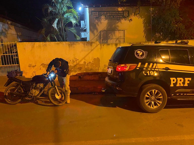 Moto recuperada com o procurado da Justiça de São Paulo.