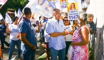 Sílvio Mendes (União Brasil), realiza caminhada no bairro Planalto Uruguai.