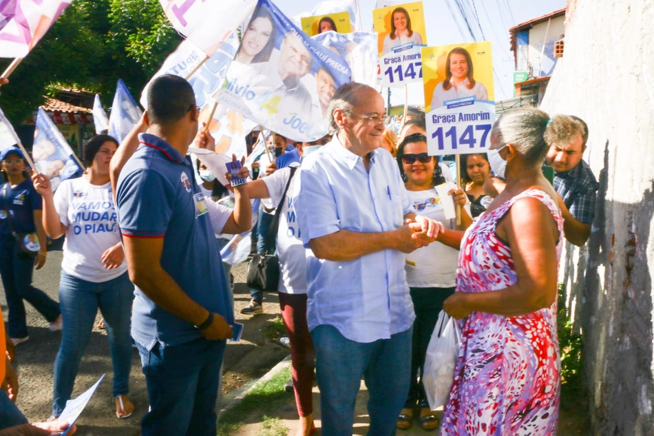 Sílvio Mendes (União Brasil), realiza caminhada no bairro Planalto Uruguai.