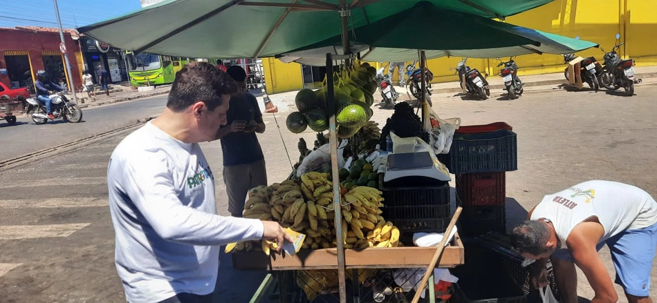 Candidato ao governo do Piauí, Gustavo Henrique (Patriota), em caminhada realizada em Teresina.