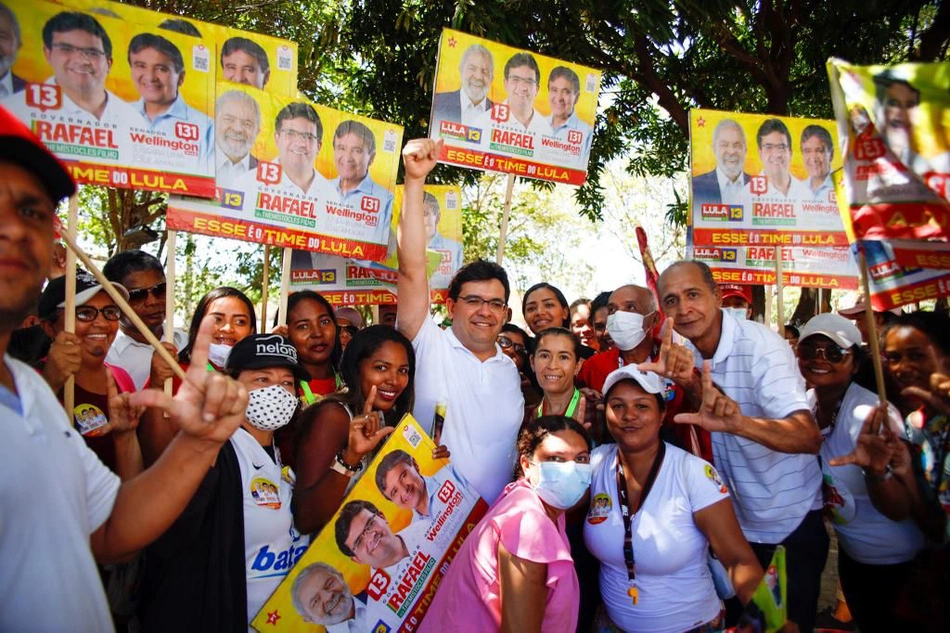 Rafael Fonteles participa de caminhada no Mocambinho