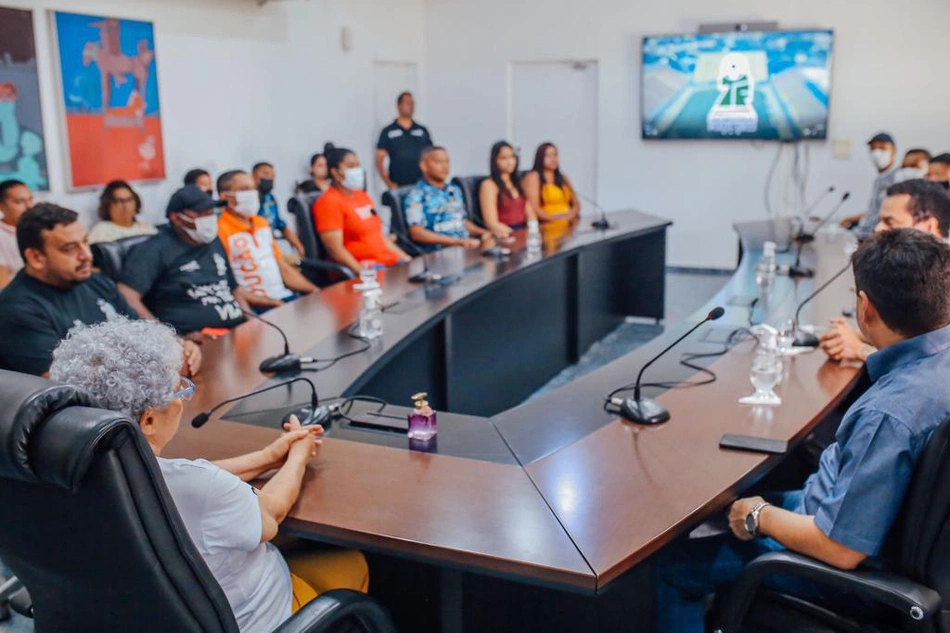 Governadora Regina Sousa em reunião com membros da CUFA Piauí