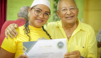 Dr. Pessoa entrega certificados para concludentes do curso de culinária.