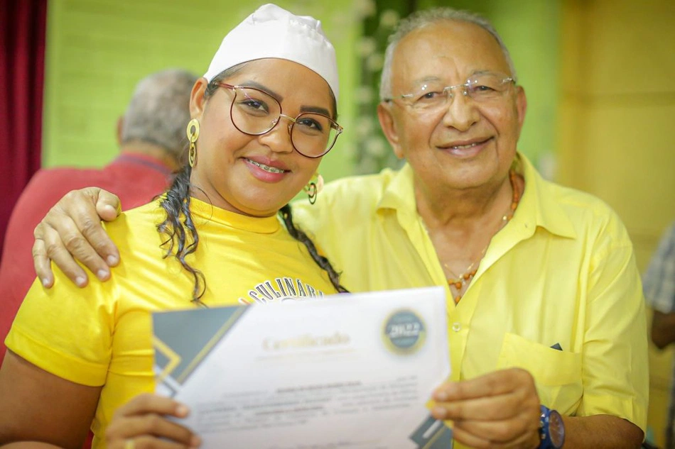 Dr. Pessoa entrega certificados para concludentes do curso de culinária.