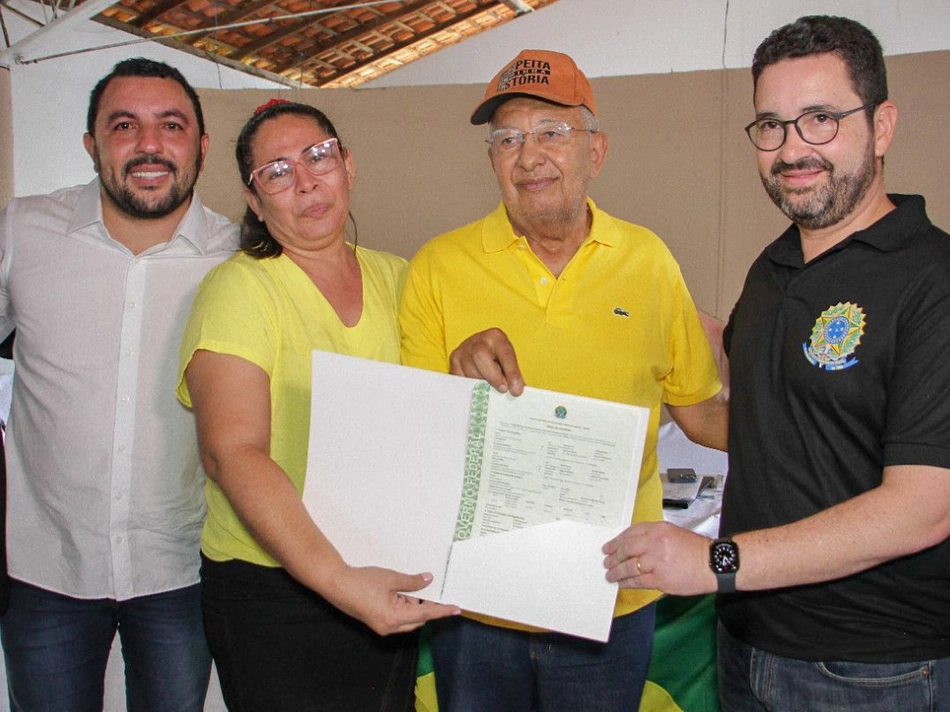 Dr. Pessoa realiza entrega de títulos de terra na zona rural de Teresina.