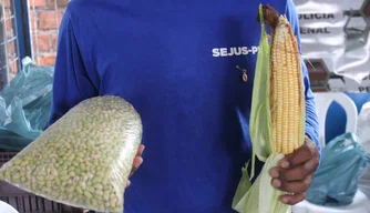 Internos do sistema prisional expõem alimentos em feira de Agricultura.