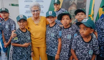 Governadora Regina Sousa recebe alunos e alunas do Pelotão Mirim.