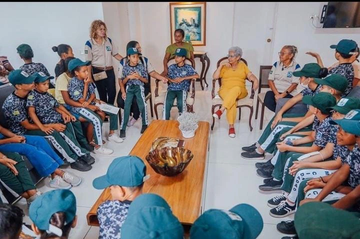 Governadora Regina Sousa recebe alunos e alunas do Pelotão Mirim.