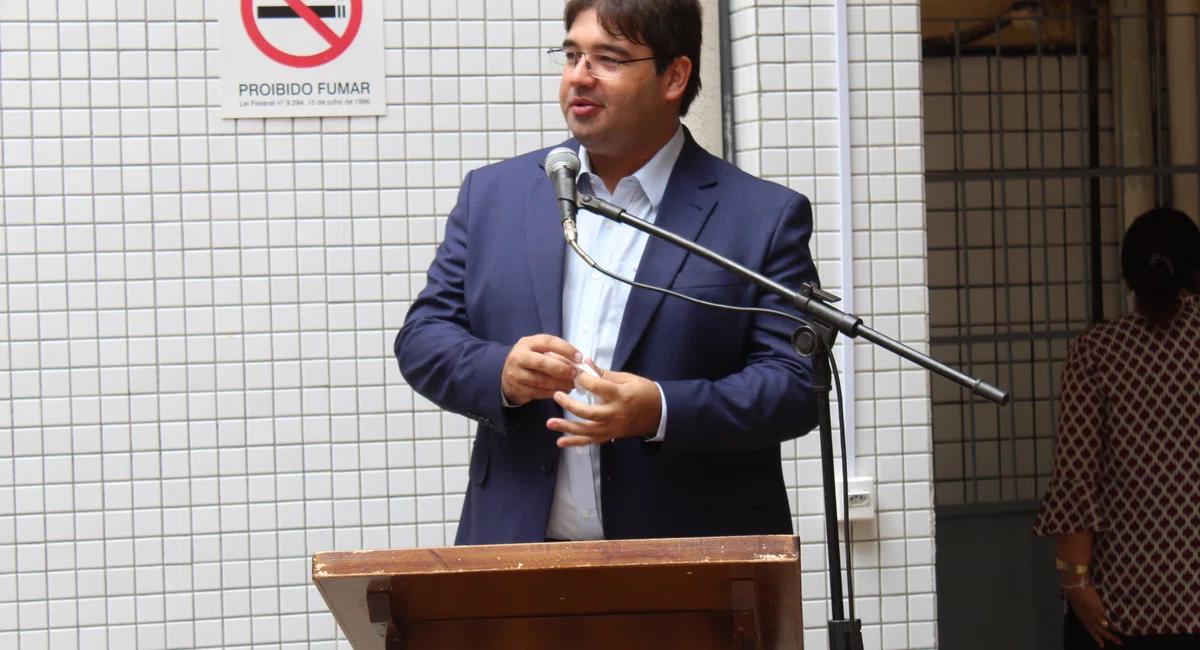 Secretário de Saúde do Piauí, Neris Junior na inauguração da Farmácia Central do HGV