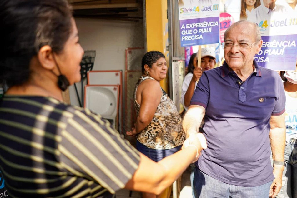 Sílvio e Joel realizam caminhada na zona Sul de Teresina.