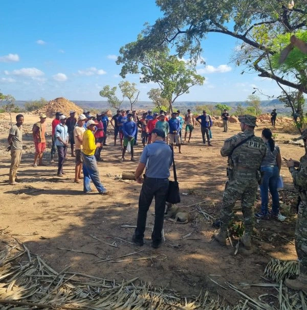 Trabalhadores que atuam em pedreiras são resgatados no Piauí.