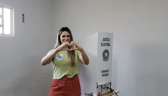 Candidata Gessy Lima vota na Uespi - Dirceu