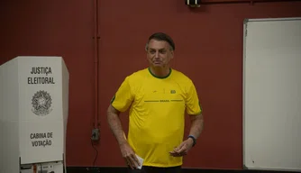 Jair Bolsonaro vota em escola municipal do RJ