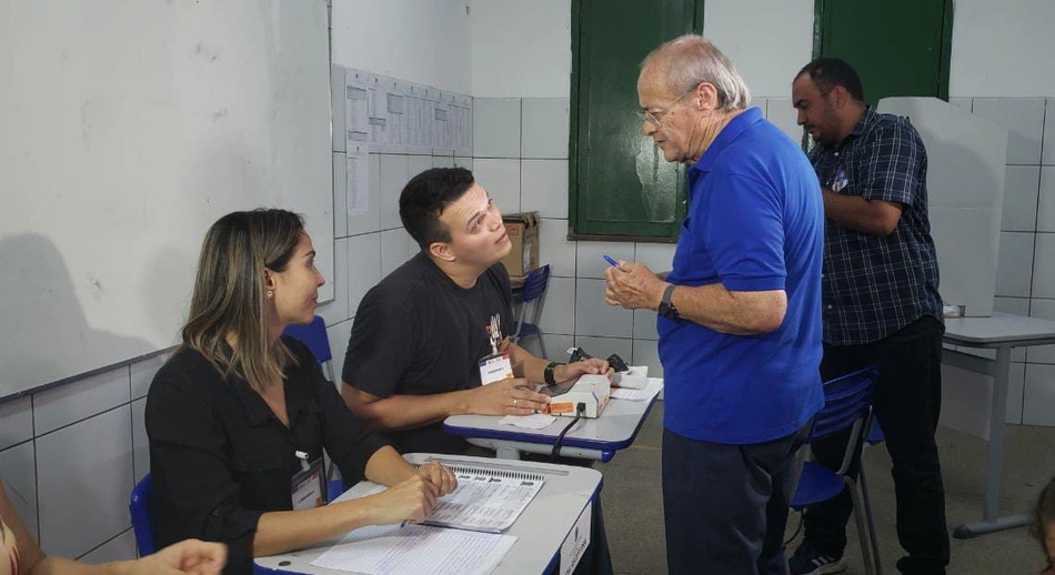 Sílvio Mendes vota em escola municipal na zona Leste.