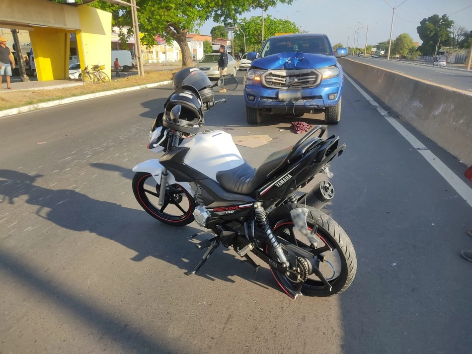 Acidente entre motocicleta e carro deixa dois feridos em Teresina.
