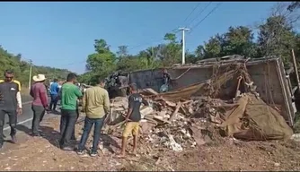 Caminhão tomba e mata três pessoas em União.