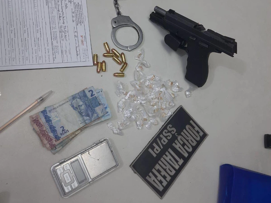 Homem é preso com pistola e crack na Vila Costa Rica.