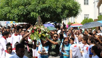 Fiéis em procissão na cidade de Teresina.