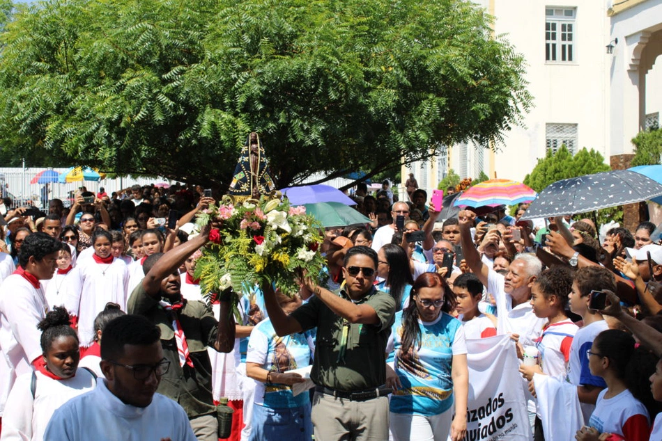 Fiéis em procissão na cidade de Teresina.