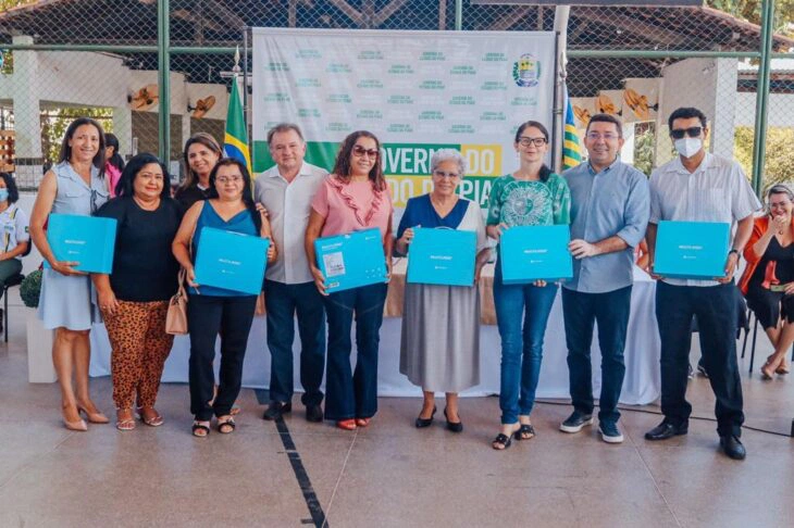 Governadora Regina Sousa em solenidade de entrega de Chromebooks.