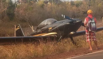 Avião faz pouso forçado em União