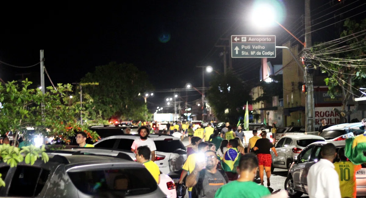 Bolsonaro desembarca em Teresina e é recepcionado por multidão