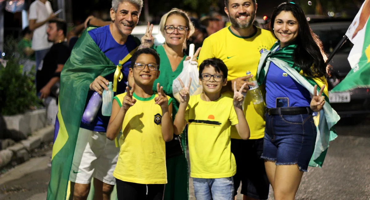 Bolsonaro desembarca em Teresina e é recepcionado por multidão