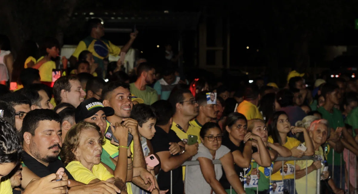 Bolsonaro desembarca em Teresina e é recepcionado por multidão