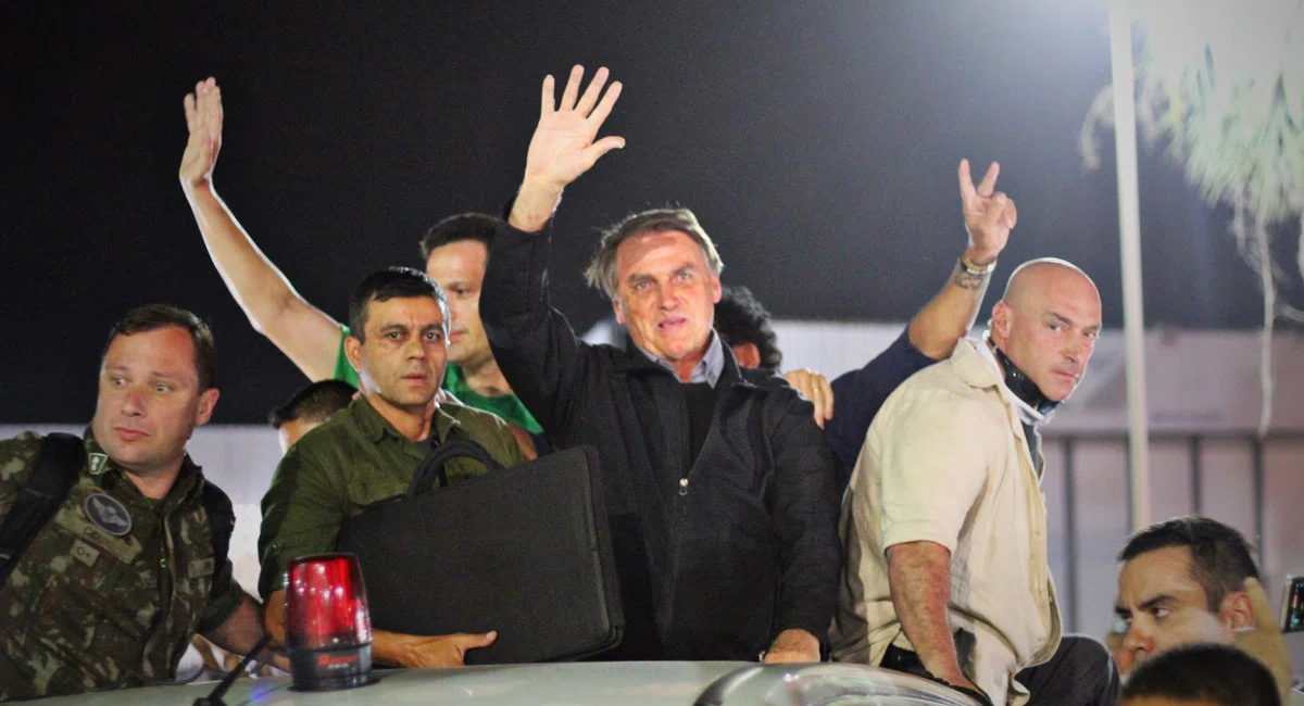 Bolsonaro desembarca em Teresina e é recepcionado por multidão