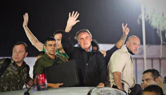 Bolsonaro desembarca em Teresina e é recepcionado por multidão