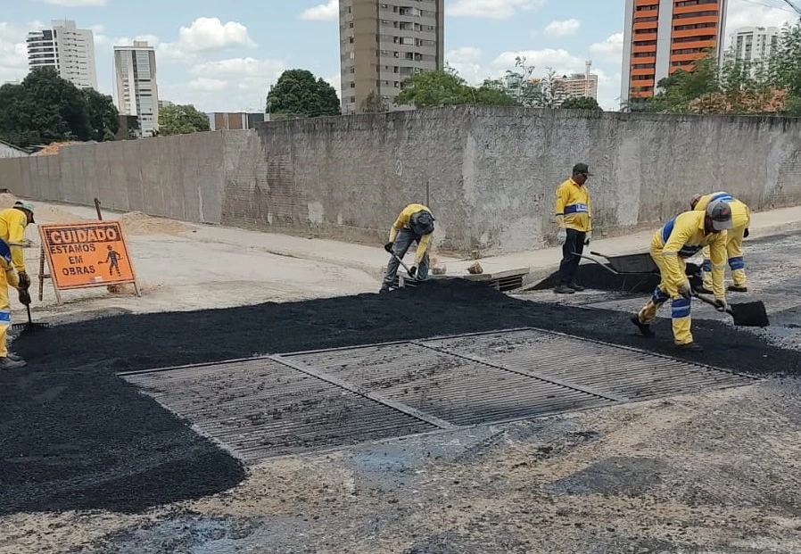 Pavimentação asfáltica em ruas da zona Leste.