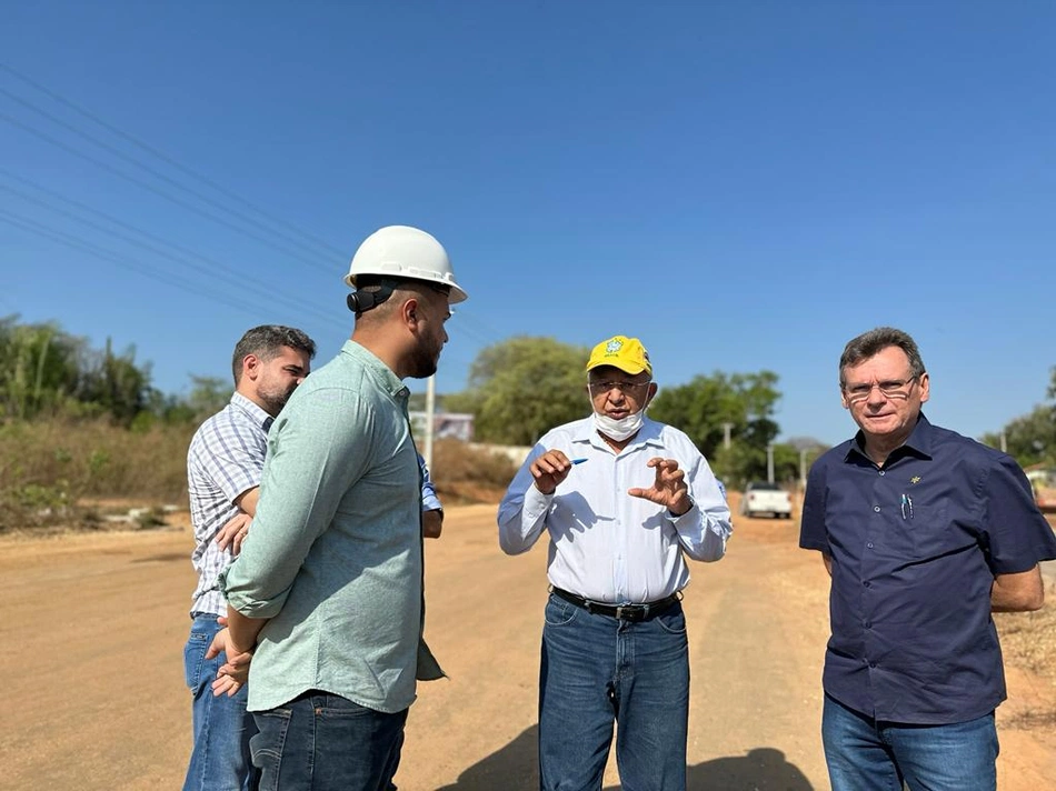 Dr. Pessoa visita obra na zona Sul de Teresina.