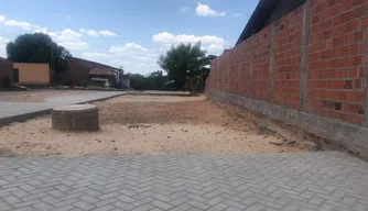 Construção de praça na Vila Cristalina, zona Norte de Teresina.