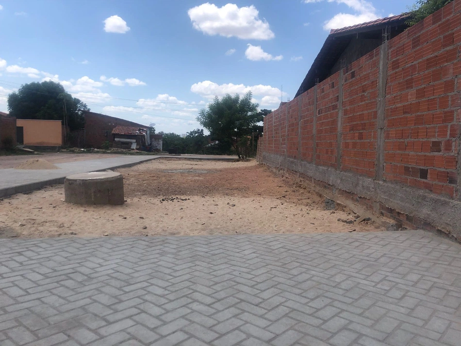 Construção de praça na Vila Cristalina, zona Norte de Teresina.