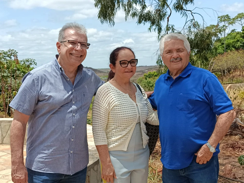 Elmano Férrer realiza visita no local que será construído o Centro Cultural em Pedro II