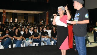 Regina Sousa prestigia alunos durante revisão Pré-Enem.