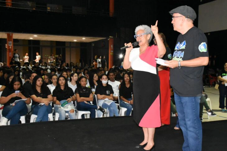 Regina Sousa prestigia alunos durante revisão Pré-Enem.