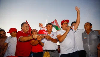 Rafael Fonteles e Wellington Dias cantam parabéns para Lula em Parnaíba.