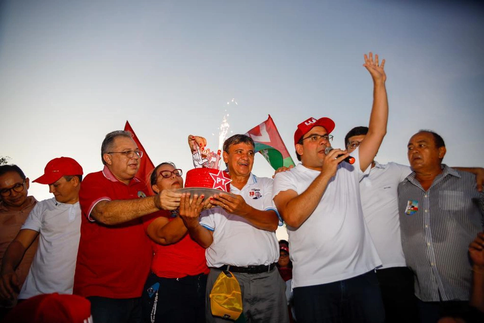 Rafael Fonteles e Wellington Dias cantam parabéns para Lula em Parnaíba.