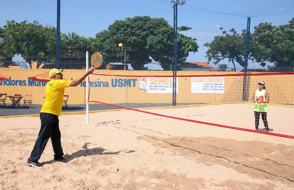 Dr. Pessoa em nova quadra de beach tênis no Clube dos servidores de Teresina.