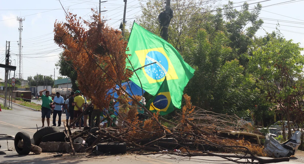 Manifestantes interditam trecho da BR-316 na zona Sul de Teresina