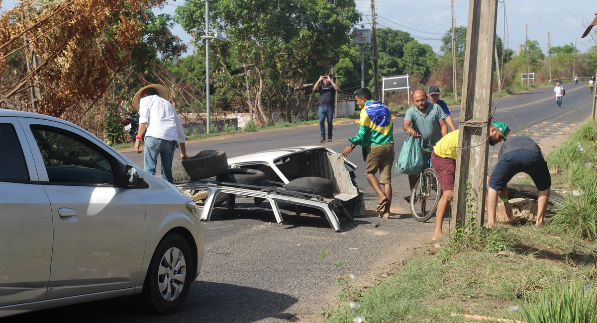 Manifestantes interditam trecho da BR-316 na zona Sul de Teresina