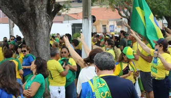 Manifestantes em frente ao Quartel